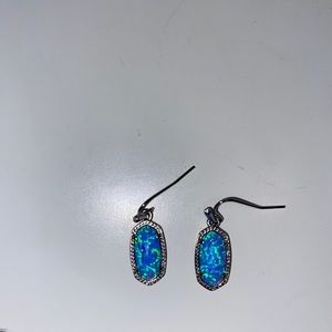 Practically new Kendra Scott earrings! I am missing the backs to the earrings!